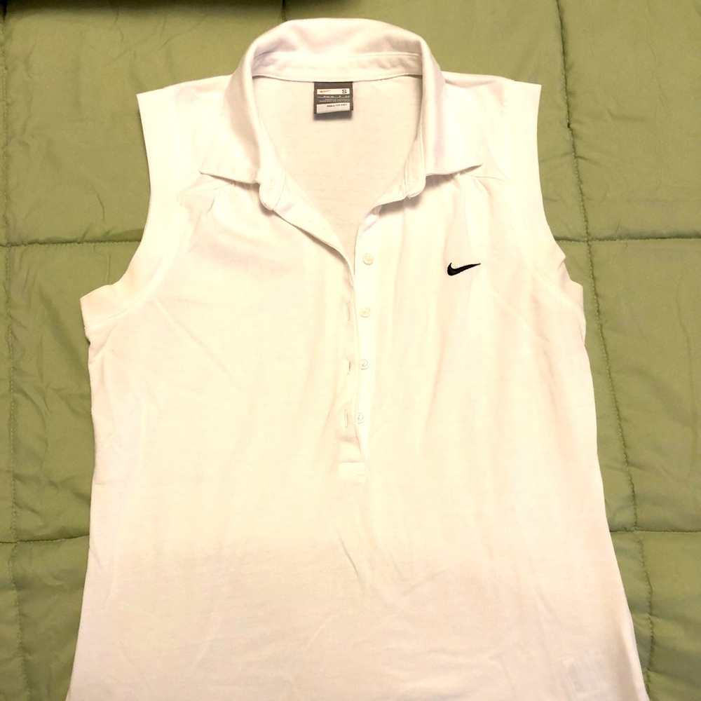 Nike women’s sleeveless golf shirt